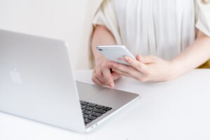 パソコンで仕事をする漢方薬局の集客コンサルタント